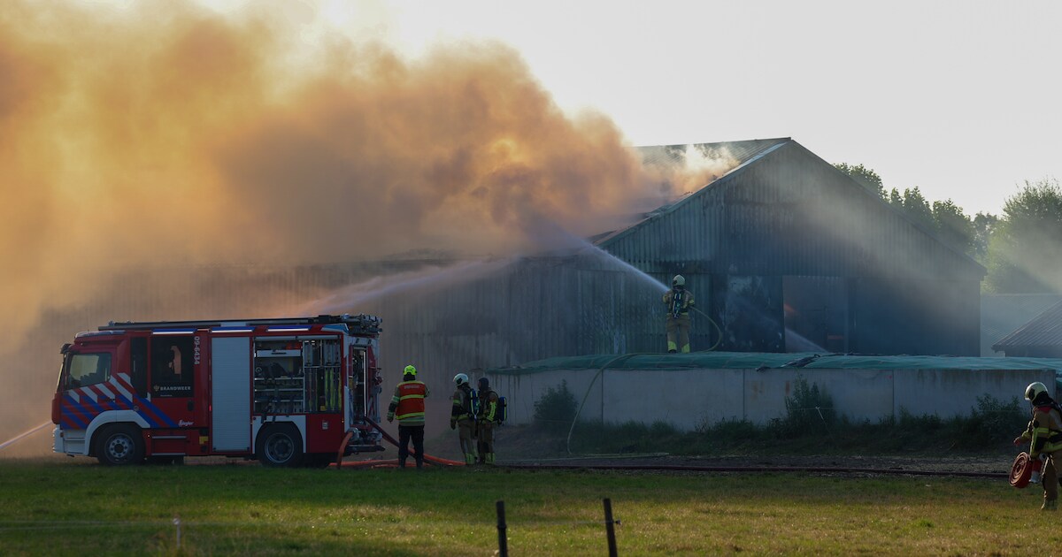 Grote brand in hooischuur tussen Woudenberg en Maarsbergen onder controle