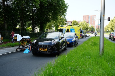 Auto verliest spiegel na aanrijding aan Nieuwe Deventerweg in Zwolle
