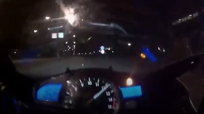 Met bijna 300 km/u door Amersfoort: motorrijder filmt eigen dollemansrit met wheelies en slaloms doo