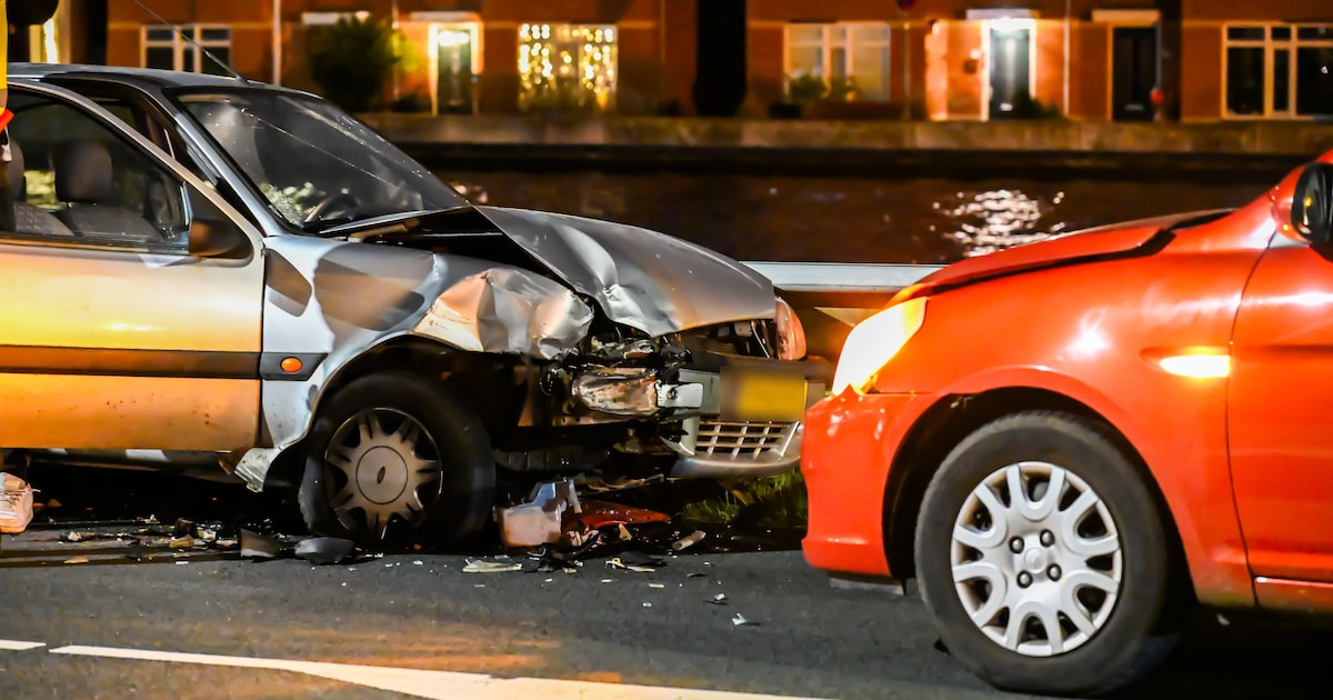 Frontale botsing in Waddinxveen, veel schade
