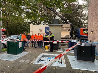 Oudere man valt drie meter diep in gat van ondergrondse afvalcontainer in Den Bosch