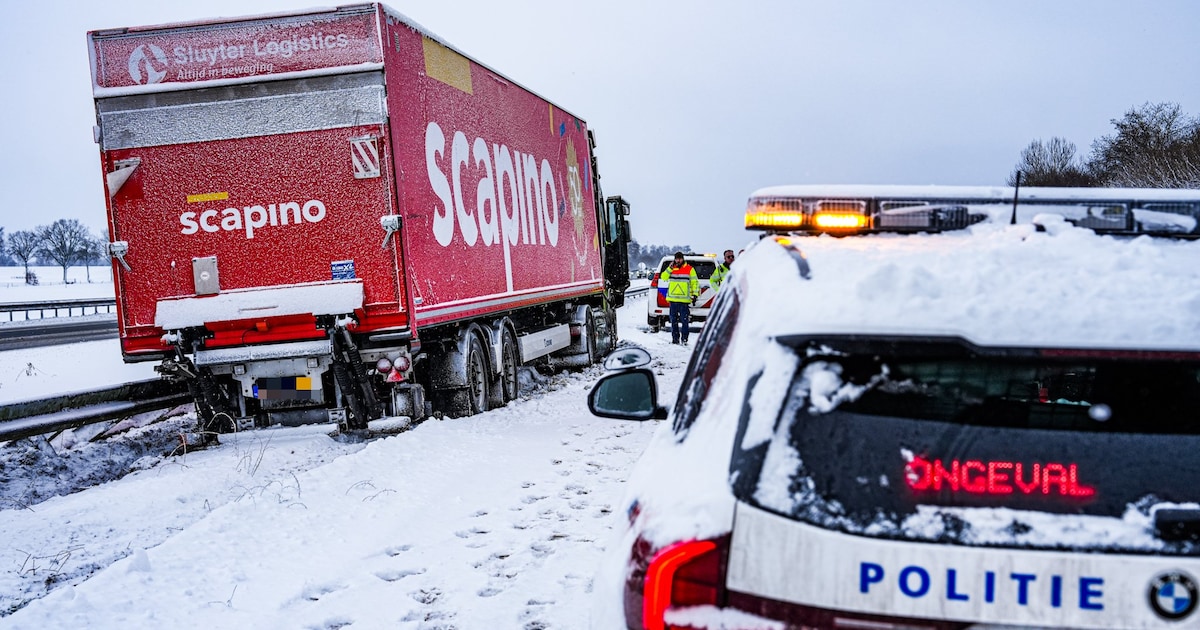 Vrachtwagenchauffeur 'passagier in eigen wagen' op A28 bij Beilen, botst tegen vangrail