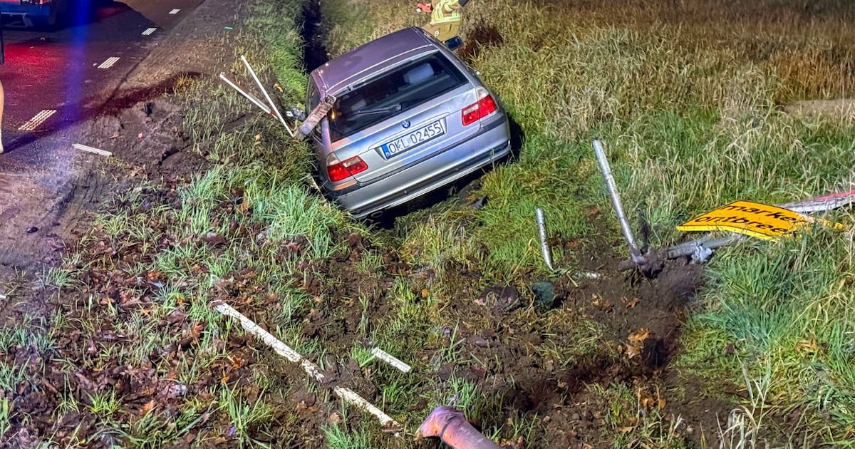 Auto rijdt de sloot in, bestuurder aangehouden