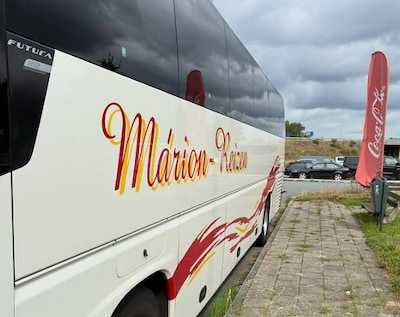 Reisbus vol politie schuimt snelwegen af op zoek naar bellers: honderd boetes