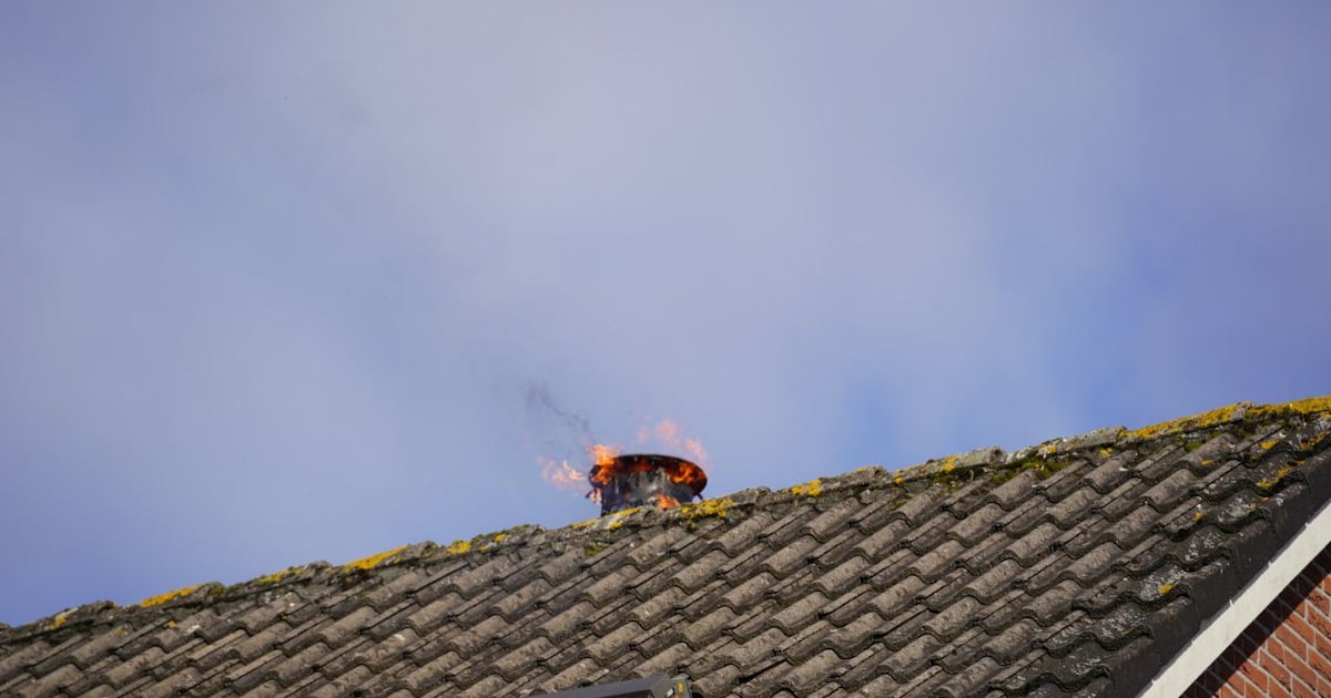 Veel zwarte rook bij schoorsteenbrand in Genemuiden