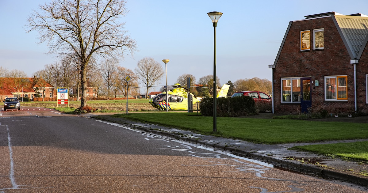 Persoon overleden na val in kruipruimte vol water in Oostwold | Foto