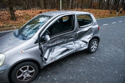 Auto verliest bumper na botsing in Uddel