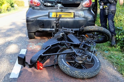Fatbiker ramt auto in Wadenoijen