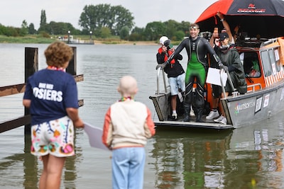 Maarten van der Weijden bereikt Ameide ruim op tijd en zwemt weer door naar Nieuwpoort