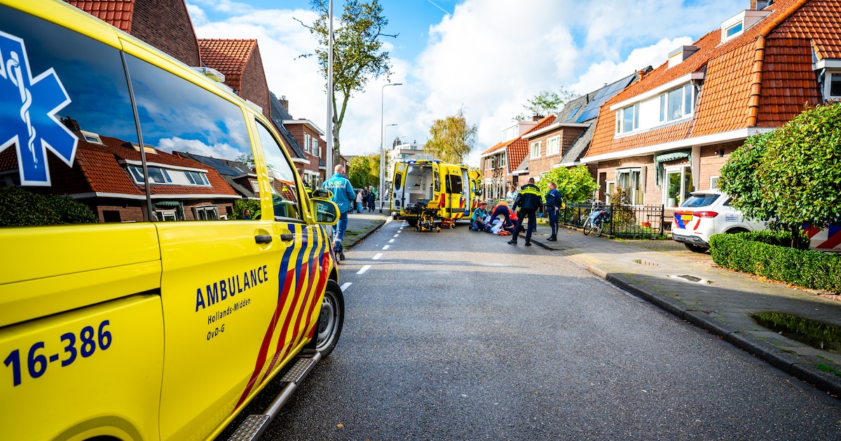 Fietser gewond bij botsing op de Van Boetzelaerstraat in Alphen aan den Rijn, traumahelikopter gelan