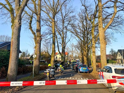 Flinke aanrijding op Loenenseweg in Beekbergen: weg volledig dicht