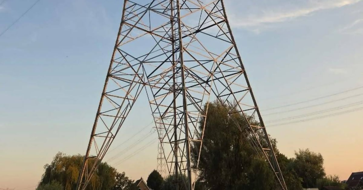 Gevaarlijke actie: duo beklimt 163 meter hoge mast, politie grijpt in