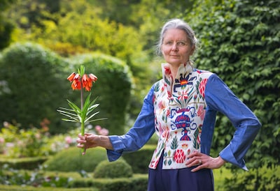 Elisabeth’s werken gaan de wereld over, zelfs koning Charles bewonderde haar bloemen: ‘Moest snel zi