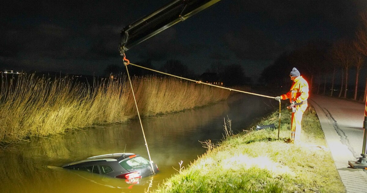 Voertuig te water op Onderdendamsterweg in Warffum