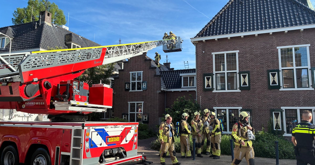 Brand in dak van gemeentehuis in Woudenberg, politie stelt onderzoek in
