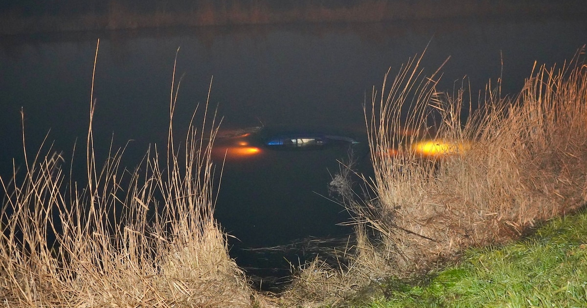 Auto verdwijnt onder water langs de N239 in Opperdoes