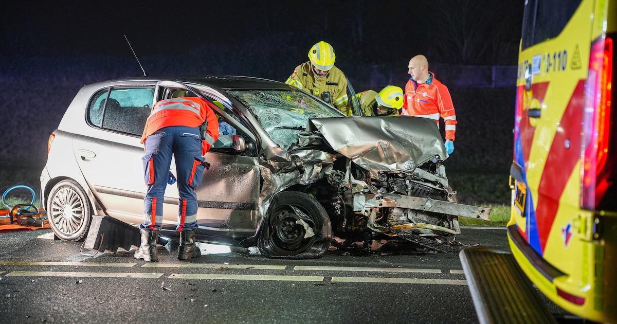Bestuurder bevrijd uit auto na harde botsing op N505 bij Hoogkarspel
