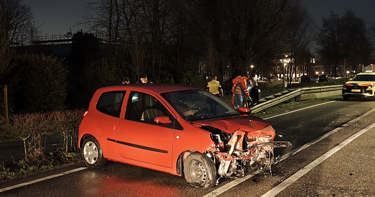 Auto rijdt sloot in na harde botsing op N217 bij Oud-Beijerland