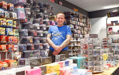 Nieuw in Loosduinen: deze winkel staat van vloer tot plafond vol miniatuurauto’s