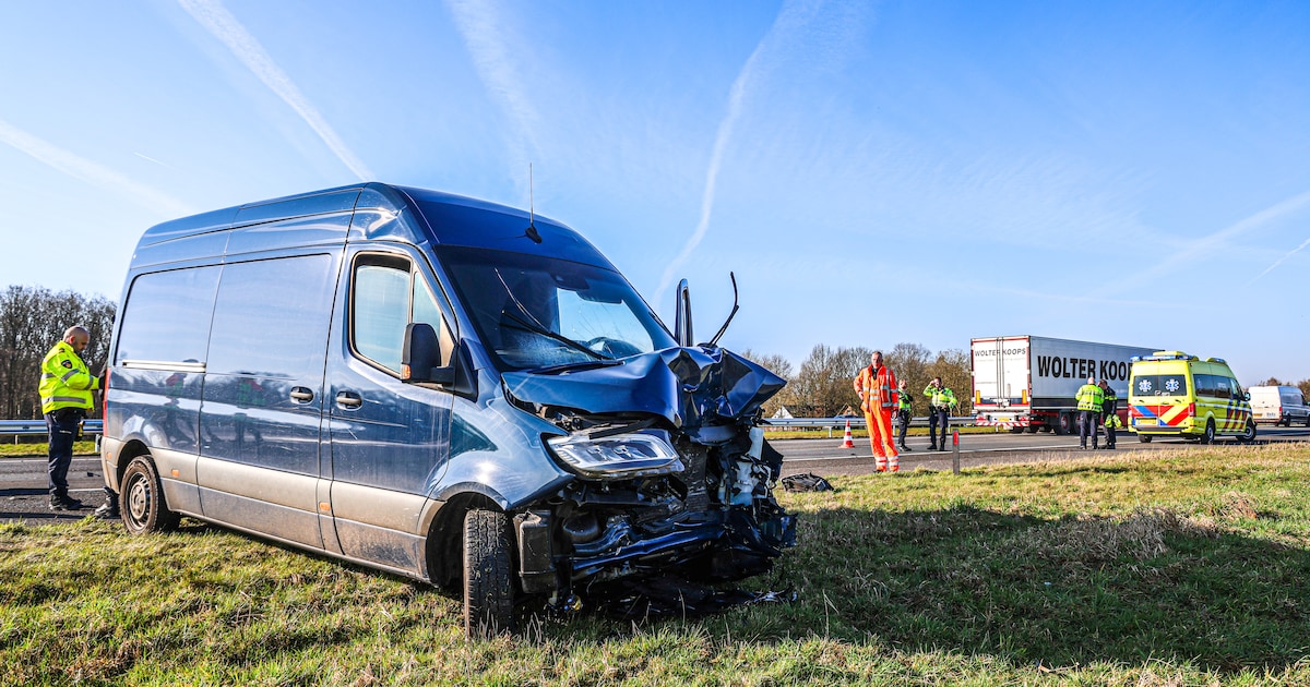 Bestelbus zwaar beschadigd na botsing op de A37 bij Hollandscheveld