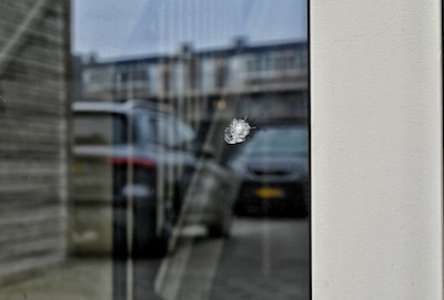 Man schiet op achterdeur van appartementencomplex in Tilburg: politie op zoek naar dader