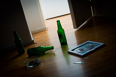 Vrouw vlucht overstuur naar buren na mishandeling: ‘Kwade dronk’