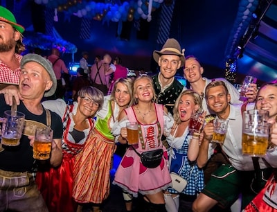 Strijen in Duitse sferen: ‘Schlagers, zweefmolen en 25.000 liter bier’