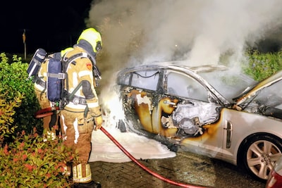 Geparkeerde auto volledig uitgebrand in Lienden