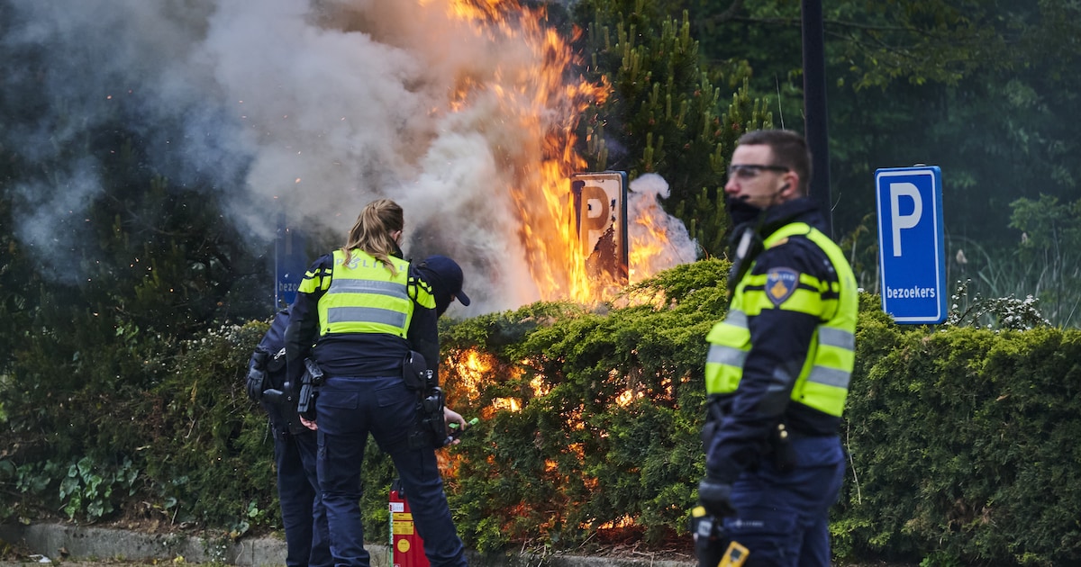 Wegencontroles, groepen van vier en gezichtsbedekking verboden in Loosdrecht na rellen