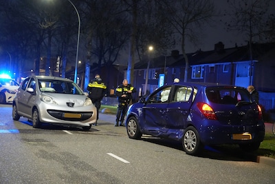 Twee auto’s botsen op kruispunt in Oosterhout, weg tijdelijk dicht