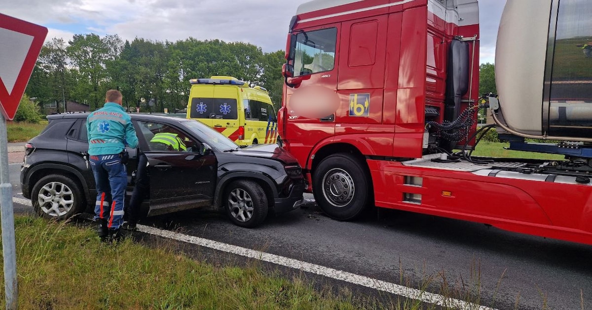 Auto botst met vrachtwagen in Borger
