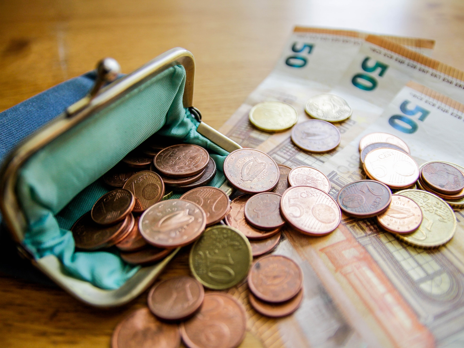 Koopkracht gestegen: we mopperen over financiën, maar geven tegelijk meer uit