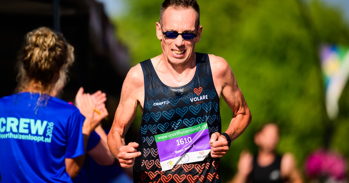 Dolf Jansen en honderden lopers trotseren hitte bij Voorthuizen Loopt: ‘Dorp zit in mijn hart’