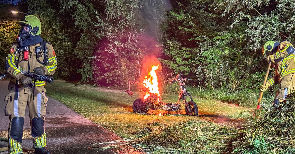 Elektrische scooter in brand langs fietspad in Leeuwarden