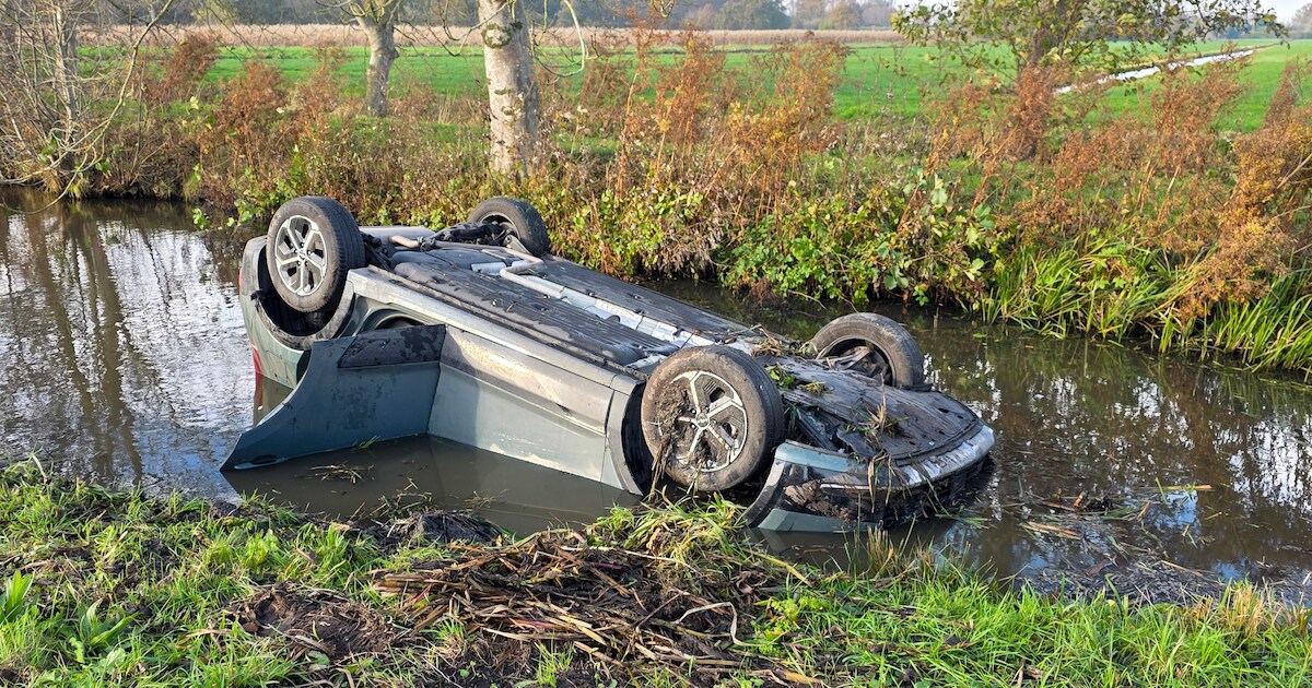 Automobilist eindigt ondersteboven in de sloot in Groot-Ammers