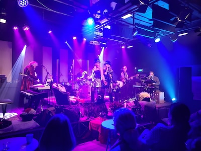 Tribute band Queens & Ko treedt op in Buren