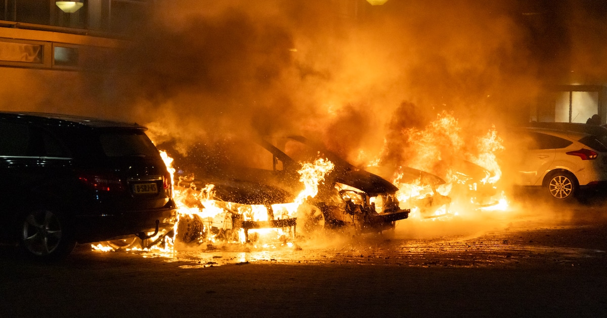 Vijf auto's in vlammen opgegaan bij Coudenhoveflat in Uithoorn