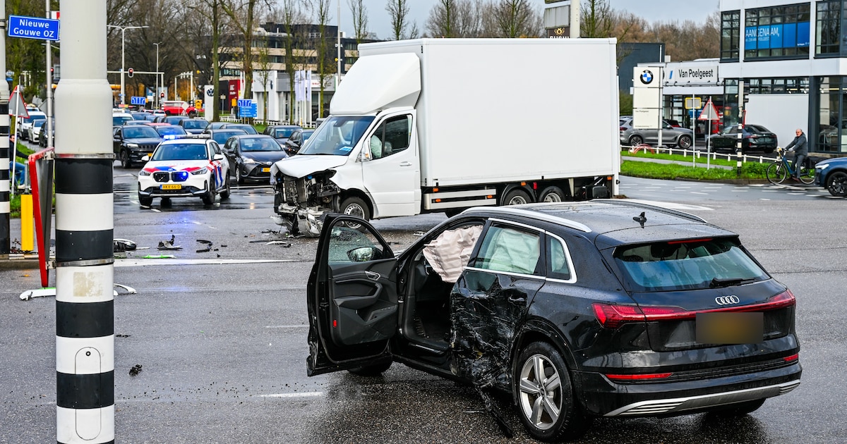 Ravage na botsing tussen auto en bakwagen bij Goudse Poort in Gouda
