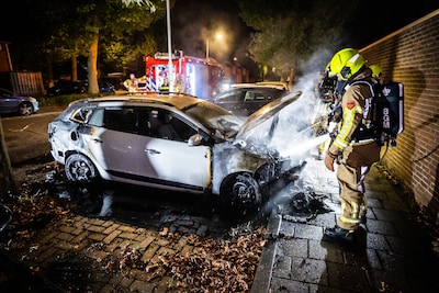 Geparkeerde auto volledig uitgebrand in Arnhem