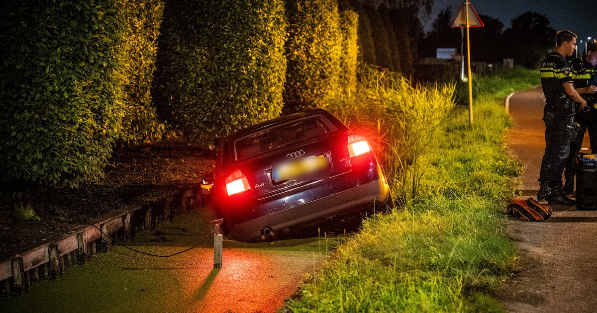 Auto belandt in sloot in Boskoop: pas twee dagen op naam van eigenaar