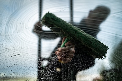 Als glazenwasser klaar is, komt in Twente de aap uit de mouw: ‘Opeens dikke rekening’