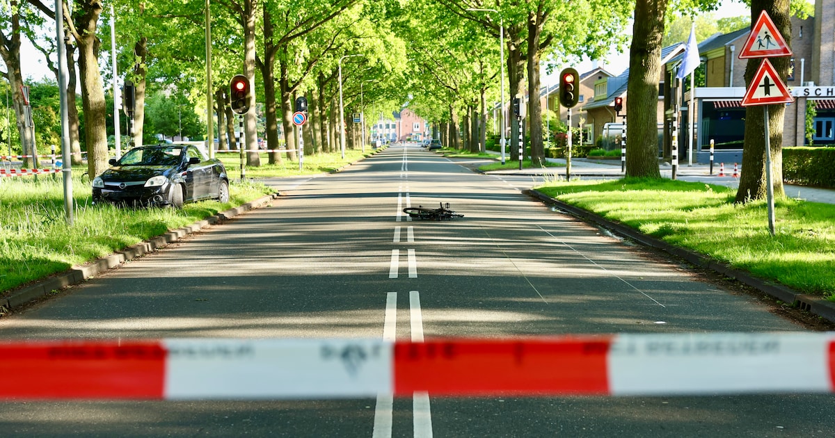 Auto en fietser botsen op kruising in Emmeloord