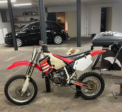 Man klimt via wc-raam autobedrijf Veghel binnen en steelt crossmotor