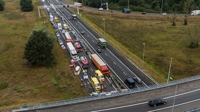 Meerdere gewonden na ongeval op A12 bij Babberich, snelweg ligt vol diesel en brokstukken