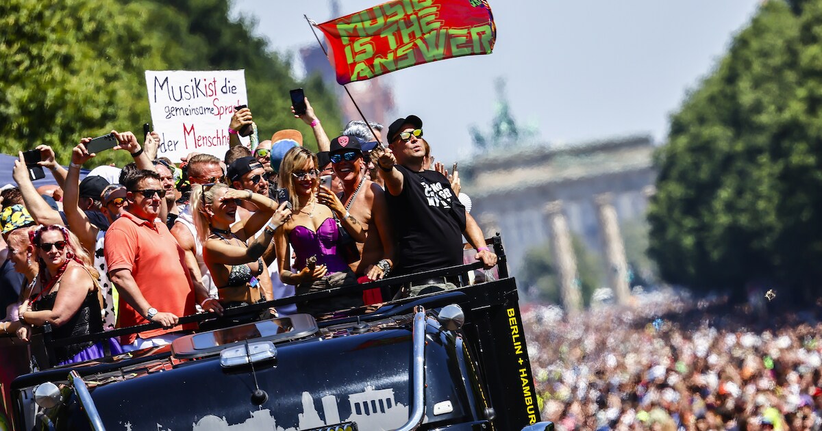 Tientallen bezoekers naar ziekenhuis tijdens zinderende raveparade ...