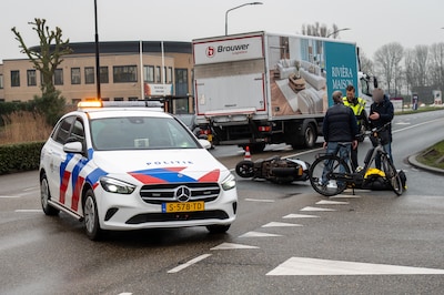 Scooterrijder gaat onderuit en raakt gewond in Mijdrecht, file op Industrieweg door ongeluk