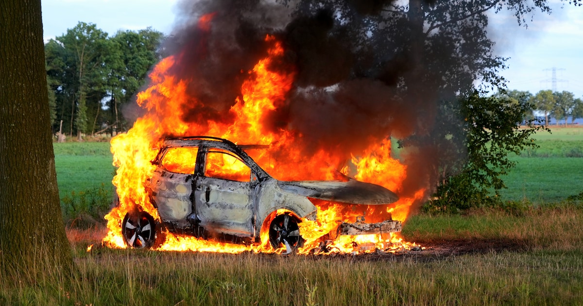 Auto brandt volledig uit op de Braambergerweg, bestuurder komt met de schrik vrij