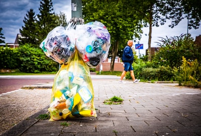 Gele zakken voor inzameling plastic blijven ergernis, maar misschien gaat er iets veranderen