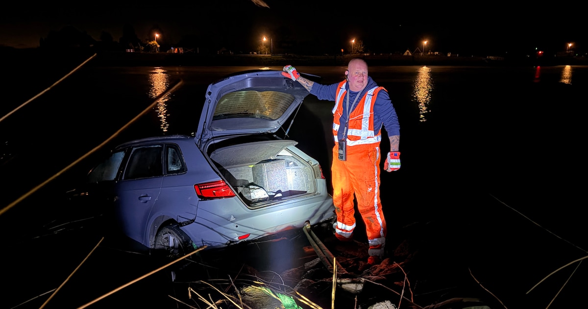 Auto rijdt van talud en zinkt weg in IJssel in Nieuwerkerk aan den IJssel