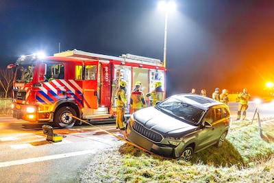 Automobilist rijdt bijna in droge sloot in Overasselt